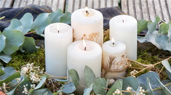 Herbstdeko - Tablett mit Kerzen und Eucalyptus